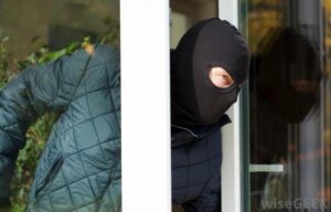 Burglar Breaking Into House 624x399